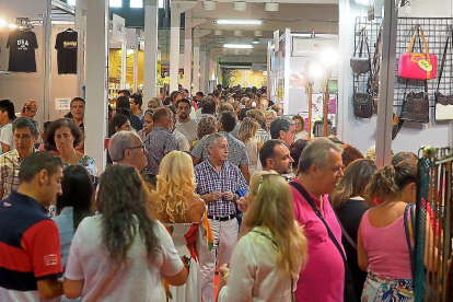 Los visitantes a la Feria de Muestras pasean entre expositores durante la edición del pasado año.-PABLO REQUEJO/ PHOTOGENIC
