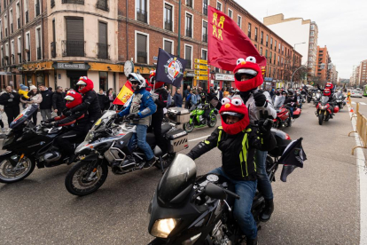 Desfile de Banderas de Pingüinos 2024. -PHOTOGENIC