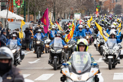 El equipo de Turismoto encabeza el desfile de Banderas de Pingüinos 2024. -PHOTOGENIC