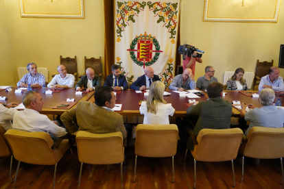 El alcalde de Valladolid, Jesús Julio Carnero, preside la constitución de la Mesa del Soterramiento. ICAL