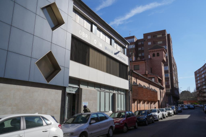 Barrio de Las Delicias, obra social María Milagrosa en calle Huelva.- J. M. LOSTAU