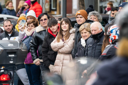 Público en el Desfile de Banderas de Pingüinos 2024. -PHOTOGENIC