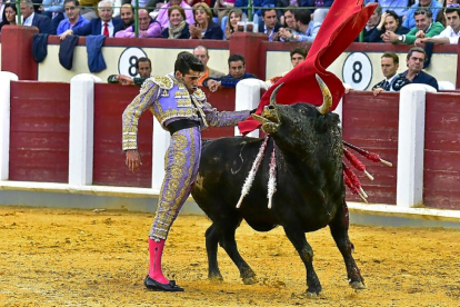 Majestuoso pase de pecho del extremeño Alejandro Talavante en la faena al quinto toro de la corrida, al que cortó las dos orejas-José Salvador