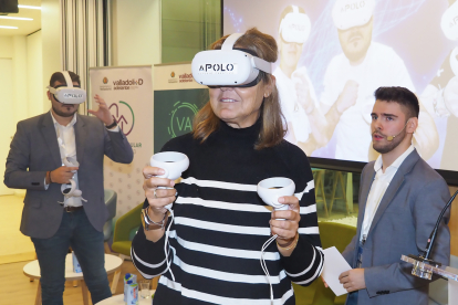 Dos personas con gafas de realidad virtual en las instalaciones de la Agencia de Innovación. / INNOLID