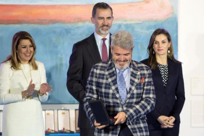Los Reyes y la presidenta de la Junta de Andalucía con el modisto Lorenzo Caprile.-EFE / DANIEL PEREZ