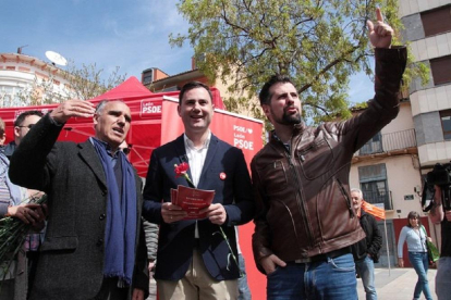 Tudanca, el candidato a la Alcaldía de Astorga y el secretario provincial del PSOE.-ICAL