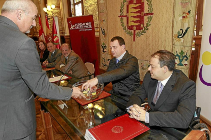 El presidente de la Federación Española, José Alberto Álvarez saca del bombo del sorteo una bola-J.M.Lostau
