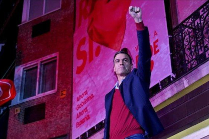 Sánchez celebra en la sede del PSOE su victoria electoral, el pasado 10 de noviembre.-JOSE LUIS ROCA