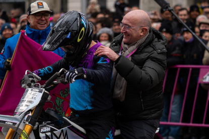 El alcalde de Valladolid, Jesús Julio Carnero, en la exhibición tras el Desfile de Banderas de Pingüinos 2024. -PHOTOGENIC