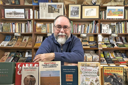 Jesús en el interior de la librería Alcaraván situada en Urueña donde se pueden comprar productos, libros y autores vinculados al paisaje cultural de Castilla y León.-