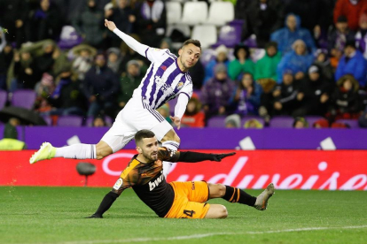Óscar Plano yGayá observan la trayectoria del balón en una de las ocasiones de gol del Real Valladolid.-J. M. LOSTAU