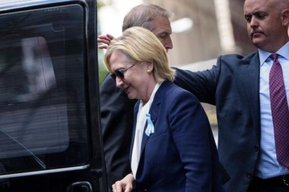 Clinton entra en su coche oficial tras abandonar el domingo la casa de su hija Chelsea en Nueva York.-AFP / BRENDAN SMIALOWSKI