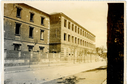 Fachada de la calle Maldonado durante las obras de ampliación del Colegio San José en 1947. ARCHIVO MUNICIPAL