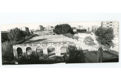 Campos deportivos, hoy desaparecidos, del Colegio San José, desde la actual calle de la Merced. Sin fechas. ARCHIVO MUNICIPAL