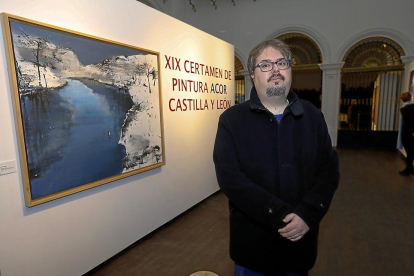 El artista vallisoletano Fernando Palacios ante una de sus obras, ganadora del Certamen de Pintura Acor.-LOSTAU