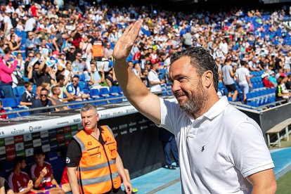 Sergio saluda sonriente al término del partido frente al Espanyol en el RCDE Stadium.-PHOTO-DEPORTE