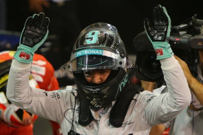 Nico Rosberg celebrando la calificación en el circuito de Abu Dabi.-AFP