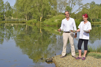 Ángel y Rita, junto a una de las lagunas del complejo Recrea, donde está integrado su bar-restaurante.-ARGICOMUNICACIÓN