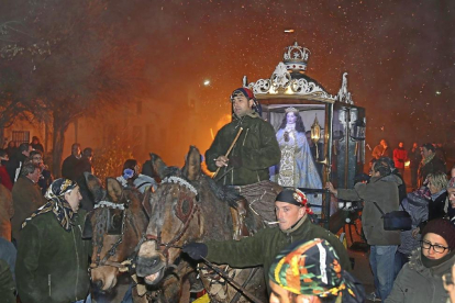 Virgen de los Pegotes en su carruaje, con las mulas, los muleros y los tradicionales puros.-J. M. Lostau