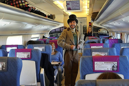 El actor Carlos James, caracterizado de José Zorrilla, dentro del vagón del Avant Madrid-Valladolid de ayer. EL MUNDO