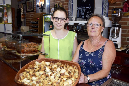 Cristina y su madre, Rosa María, con sus célebres torreznos y ajos fritos que se sirven en cazuela de barro de Portillo.-ARGICOMUNICACIÓN
