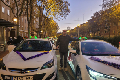 Caravana de taxis que llevó a mayores de varias residencias de Valladolid. - E.M.