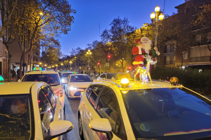 Caravana de taxis que llevó a mayores de varias residencias de Valladolid. - E.M.