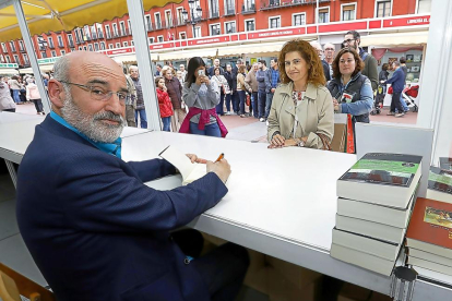Los vallisoletanos hicieron cola ayer en la caseta de firmas de la Feria del Libro de Valladolid para obtener su ejemplar de Patria firmado por Fernando Aramburu-J.M. Lostau