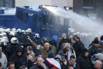 La policía dispara cañones de agua contra los manifestantes de Pegida, este sábado, en Colonia.-REUTERS / WOLFGANG RATTAY