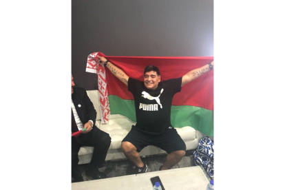Maradona, con una bandera bielorrusa-TWITTER