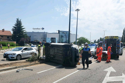 Accidente de tráfico entre un turismo y una furgoneta en la avenida de Zamora de Valladolid. - ICAL