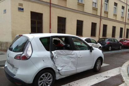Estado del vehículo tras la colisión.-@PoliciaVLL