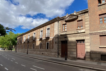 Calle Cardenal Mendoza. A la derecha el Colegio Mayor Santa Cruz en el Barrio de San Juan. -J.M. LOSTAU