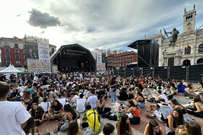 Ambiente previo al concierto de Rels B en Valladolid. / FiestasVLL