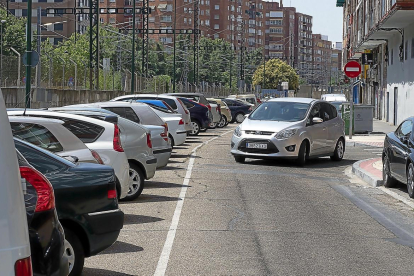 La calle La Vía abarrotada de vehículos estacionados en su zona blanca.-PABLO REQUEJO (PHOTOGENIC)