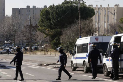 Agentes de policía acordonan el acceso al barrio de la Castellane, este lunes en Marsella.-Foto: REUTERS / JEAN-PAUL PELISSIER
