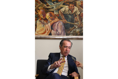 El psiquiatra Enrique Rojas, antes de la clausura de la V Jornada sobre Esquizofrenia organizada por el centrosociosanitario de las Hermanas Hospitalarias en Palencia.-ICAL