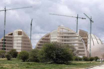Edificios en construcción de las cúpulas de las energía, en la Ciudad del Medio Ambiente-Efe