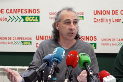 El coordinador autonómico de la Unión de Campesinos de Castilla y León, Jesús González Palacín, y el coordinador provincial de UCCL.- ICAL