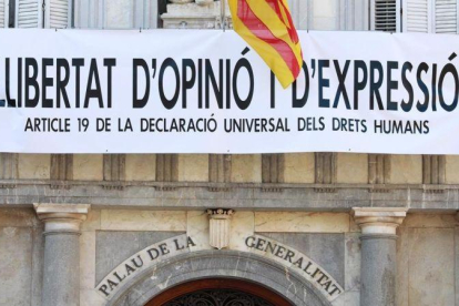 Nueva pancarta en la fachada del Palau de la Generalitat: Libertad de opinión y expresión.-FERRAN NADEU/ EL PERIÓDICO