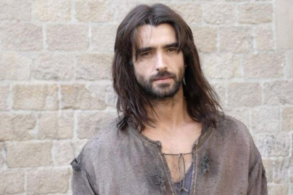 El actor Aitor Luna, caracterizado como Arnau, durante el rodaje de la serie 'La catedral del Mar', en Barcelona.-TVC / JORDI SOTERAS