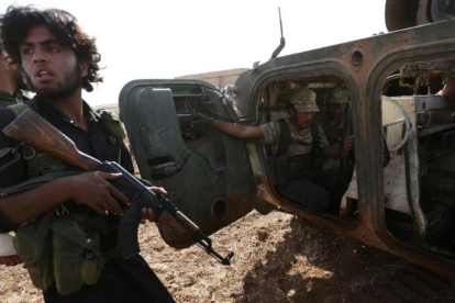 Efectivos de las Fuerzas Democráticas de Siria en la localidad de Tell Rifaat, al norte de la provincia de Alepo.-REUTERS / KHALIL ASHAWI