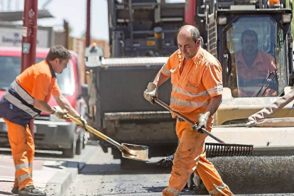 Personal renovando el asfalto en la calle Angustias de Aragón.-Miguel Ángel Santos