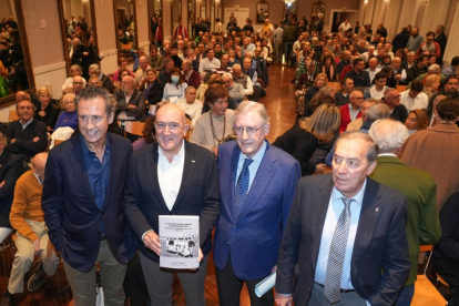Valdano, Jesús Julio Carnero, Ramón Martínez y José Miguel Ortega, en un abarrotado Salón de los Espejos del Ayuntamiento. / J. M. LOSTAU