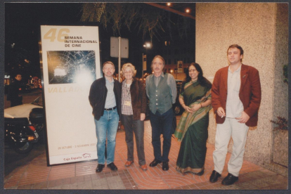 Jurado de la FIPRESCI de la 46 Semana Internacional de Cine de Valladolid en el exterior del Hotel Olid en 2001 .-ARCHIVO MUNICIPAL DE VALLADOLID