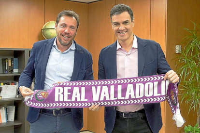 Óscar Puente y Pedro Sánchez posan con la bufanda del Real Valladolid.-ICAL