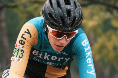 Estela Domínguez con el Bikery en una prueba de Ciclocross. / BIKERY