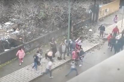 Imagen extraída de un vídeo de la reyerta en el barrio de Las Flores. / E.M.