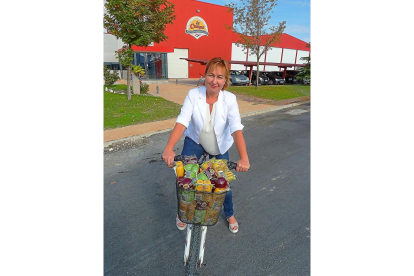 Silvia Muñoz posa en su propia bicicleta con algunos de los productos que comercializa El Campo .-T. S. T.