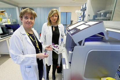 Rosa María Lobo y Guadalupe Ruiz en las instalaciones del Hospital Universitario Río Hortega de Valladolid.-J. M. LOSTAU